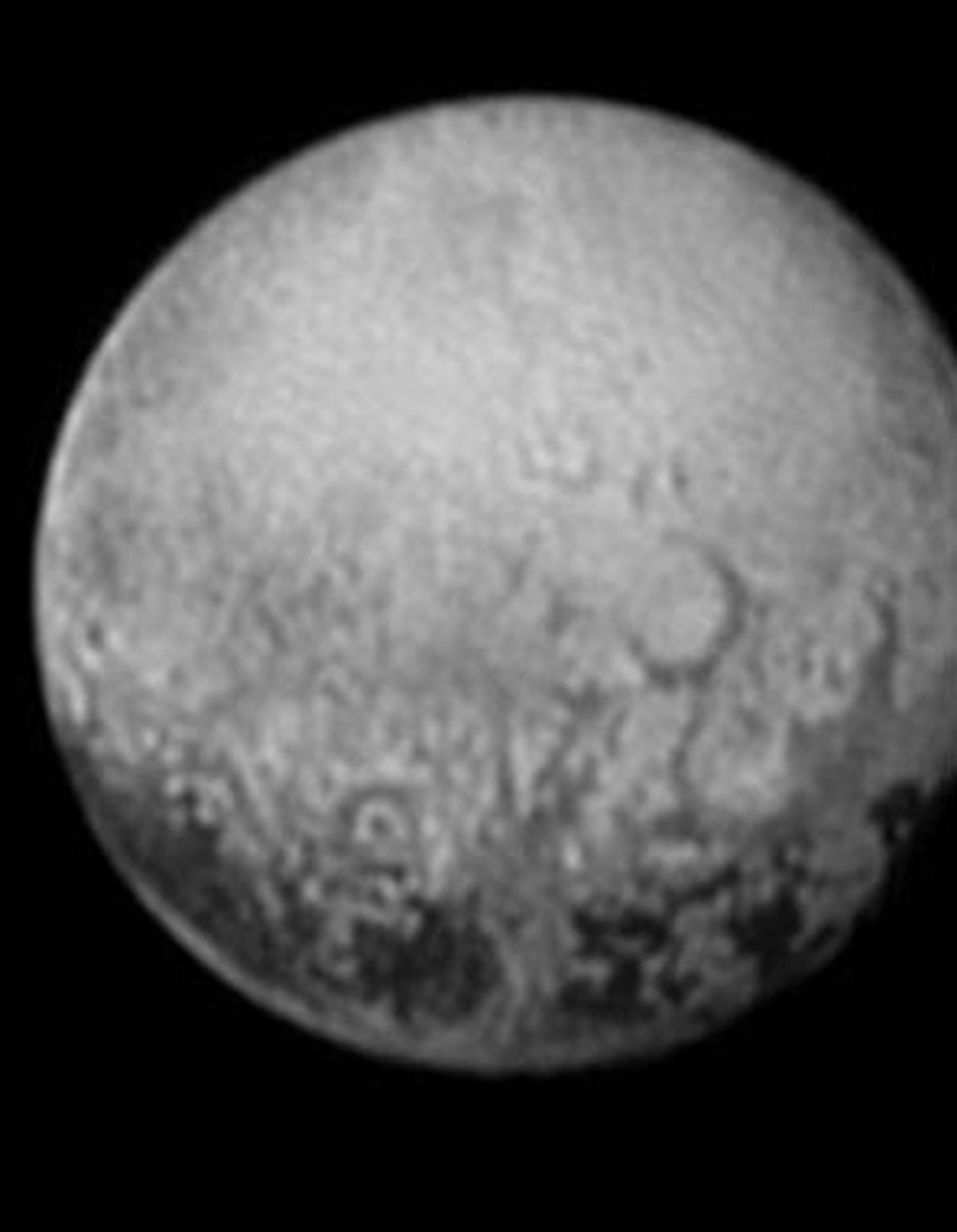 Ya comienzan a ser visibles algunas características de la geología de Plutón en esta reciente foto captada por la nave New Horizons. (NASA)