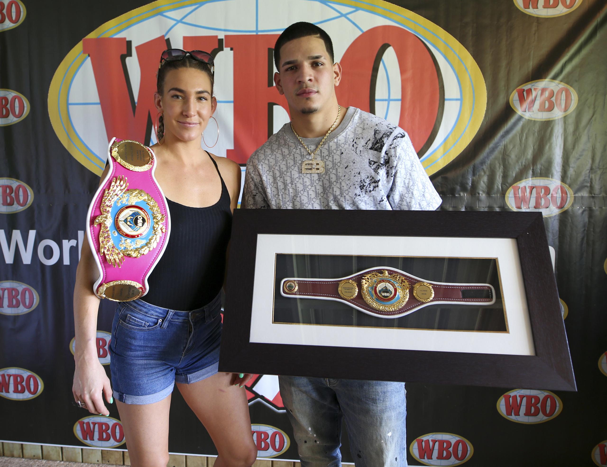 Edgar Berlanga recibió un cinturón honorario de la OMB durante una actividad para reconocer a la boxeadora estadounidense Mikaela Mayer.