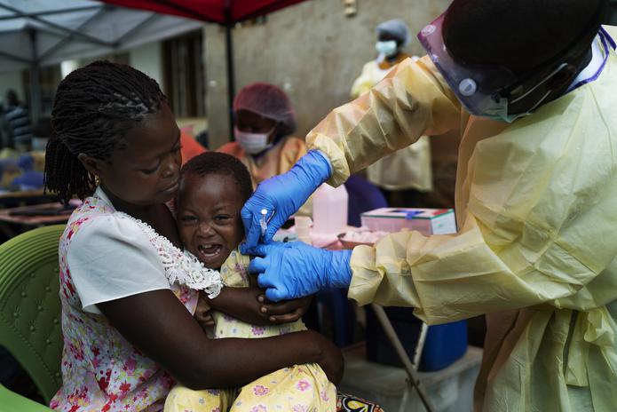 En esta foto del 13 de julio del 2019, un niño es vacunado contra el ébola en Beni, Congo. La Organización Mundial de Salud dijo el 13 de octubre del 2021 que comenzó una campaña de vacunación contra el ébola en el este de Congo, luego que se confirmó la muerte de un niñito por la enfermedad.