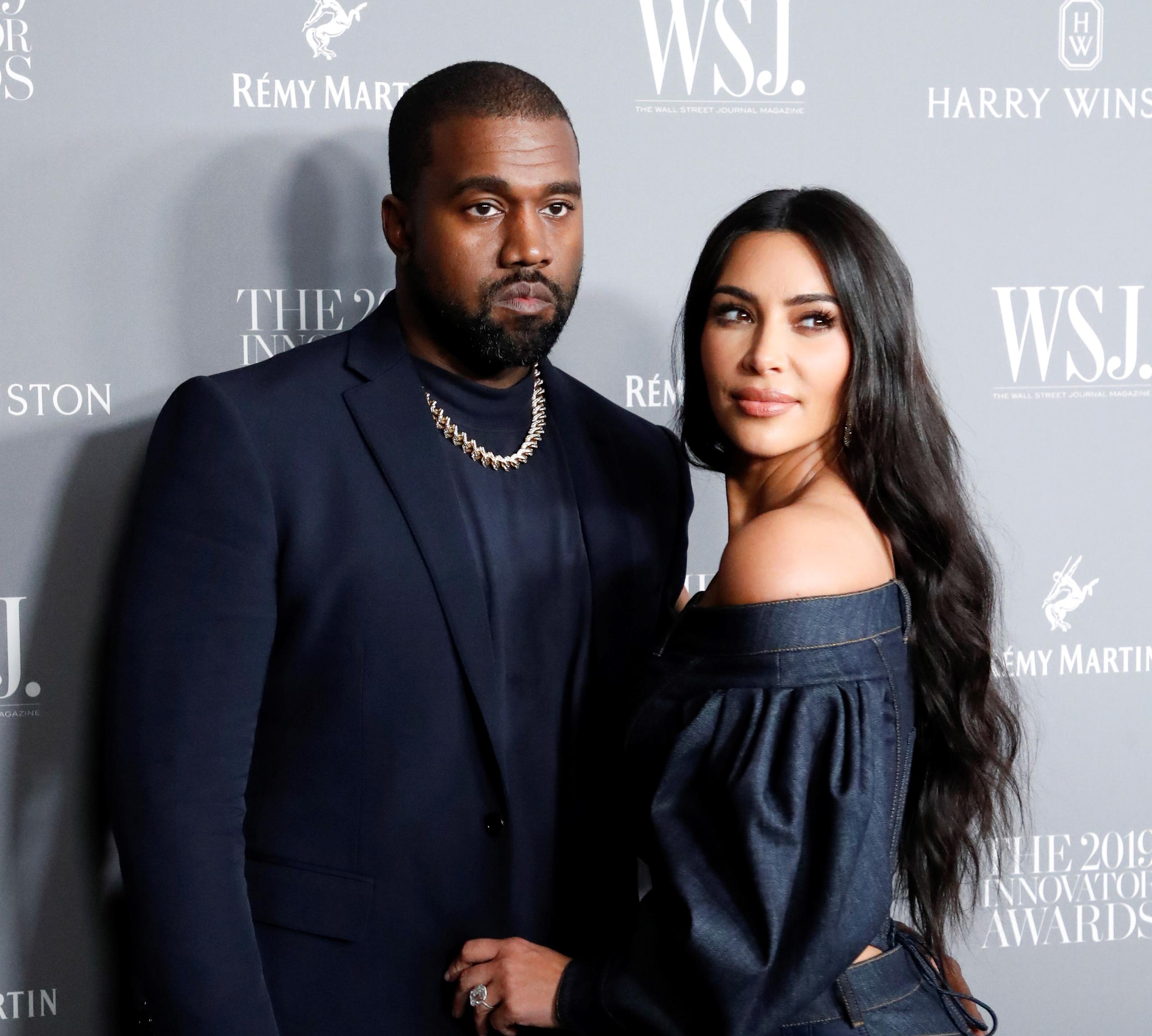 En sus últimas semanas, Kanye West, quien lleva separado de Kim Kardashian desde febrero de 2021, se vio paseando por las calles de Los Ángeles con una nueva acompañante.