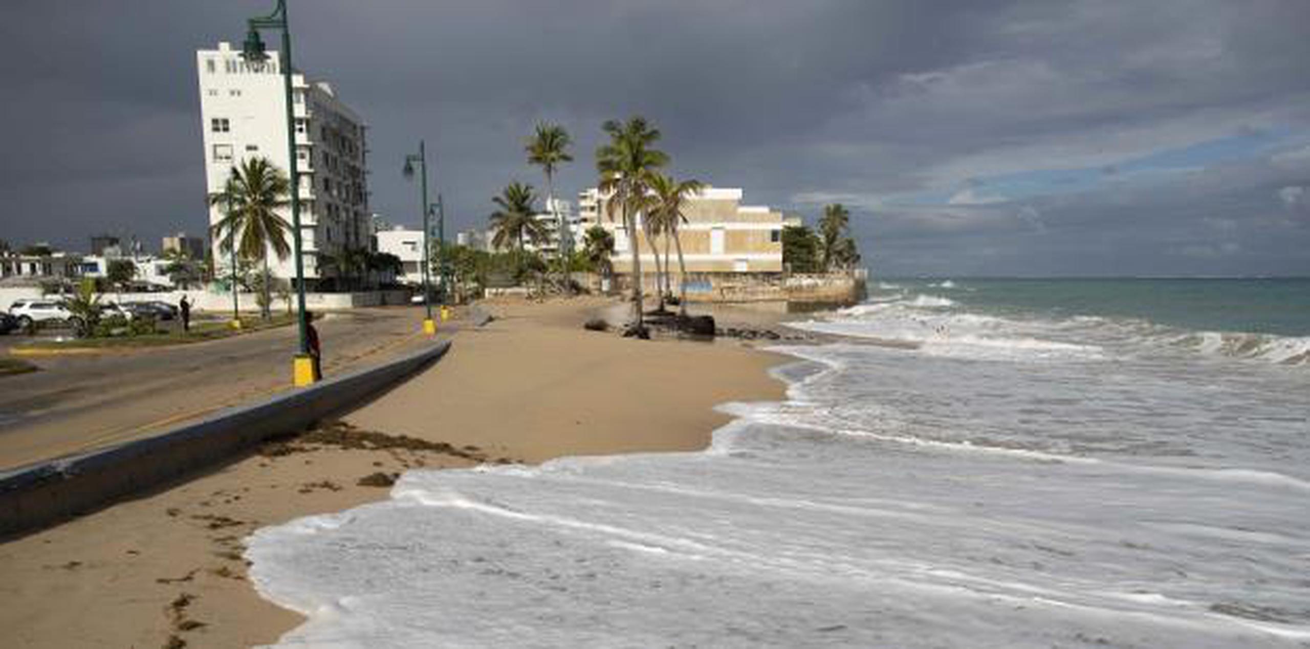 El fuerte oleaje socava la costa ya erosionada en Ocean Park, San Juan. (teresa.canino@gfrmedia.com)