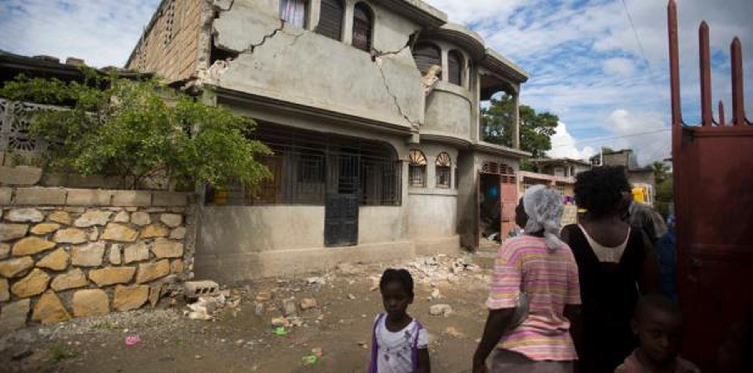 Alrededor de 7,000 casas fueron destruidas por el terremoto. (AP)