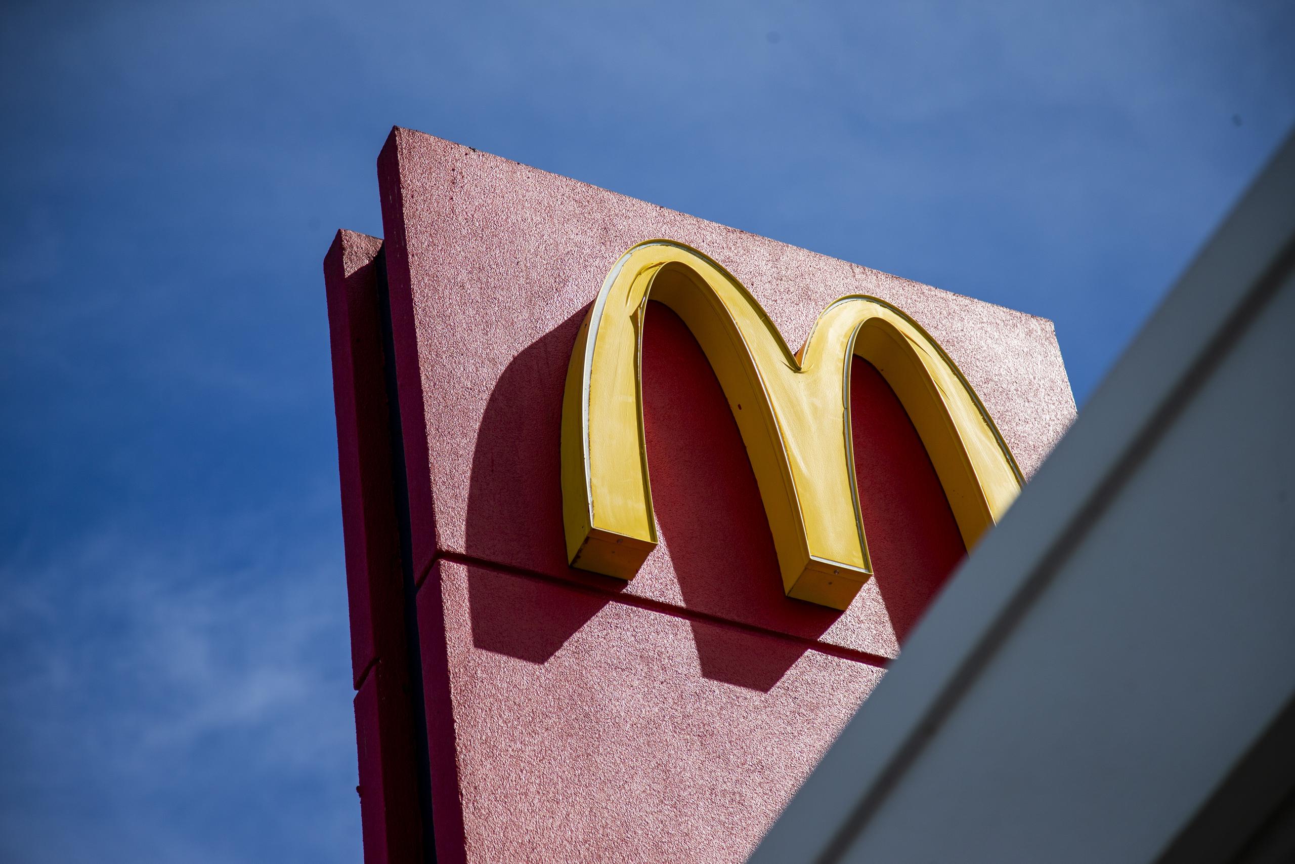 La demanda presentada en el tribunal federal de distrito en Youngstown dice que McDonald’s trató de orientar a Washington hacia las tiendas ubicadas en los barrios más pobres y que “los propietarios negros tienen un promedio de 700,000 dólares menos en ventas anuales por tienda que los propietarios blancos”.