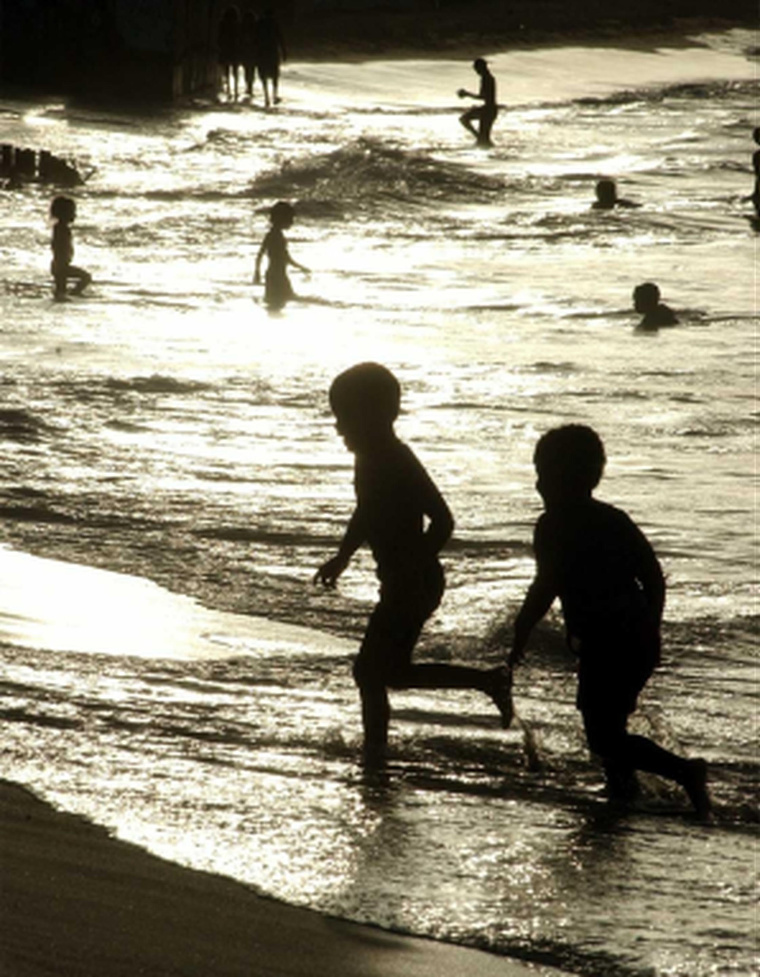 EL Departamento de la Familia visitó varias playas de la zona de San Juan y enfatizó la importancia de estar muy atentos a los menores de edad durante los días de playa. (Archivo)

