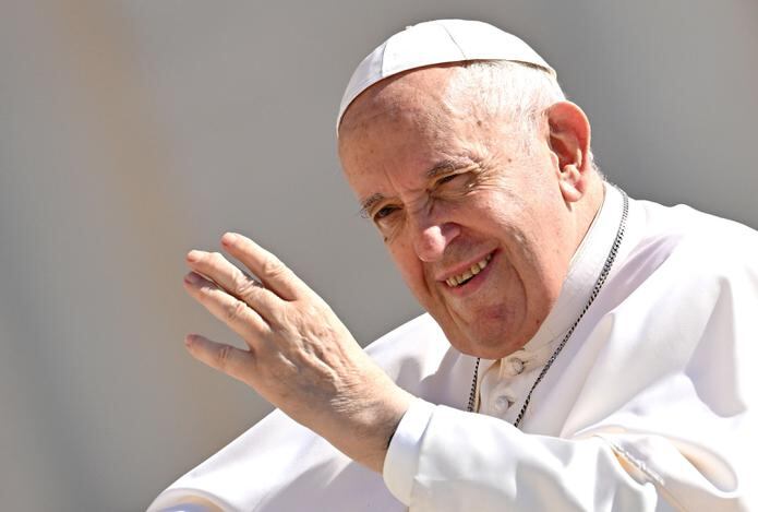 El Vaticano no ha detallado exactamente el problema o el tratamiento de Francisco, pero el pontífice ha comentado que recibió inyecciones y sus amigos dicen que hace fisioterapia a diario.