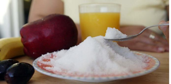 La Organización Mundial de la Salud dijo que existe "evidencia firme" de que mantener azúcares agregadas a menos de 10% de la dieta reduce significativamente los riesgos de obesidad o tener caries. (Archivo)