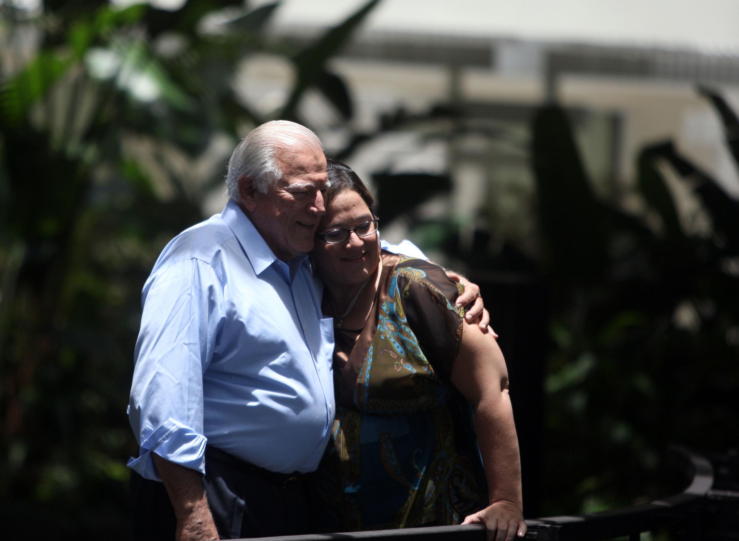Carlos Romero Barceló junto a su hija Melinda Romero Donnelly el 12 mayo de 2010 en San Juan.