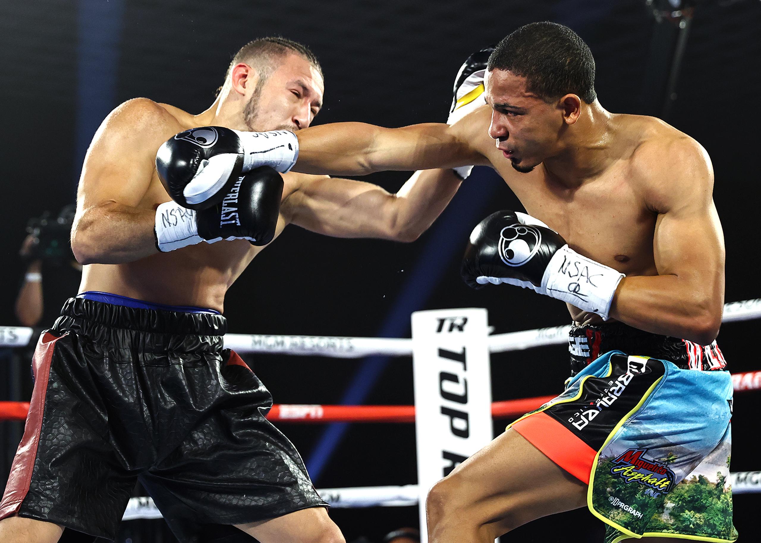 Félix Verdejo conecta una recta derecha durante la pelea contra Will Madera en Las Vegas, Nevada.