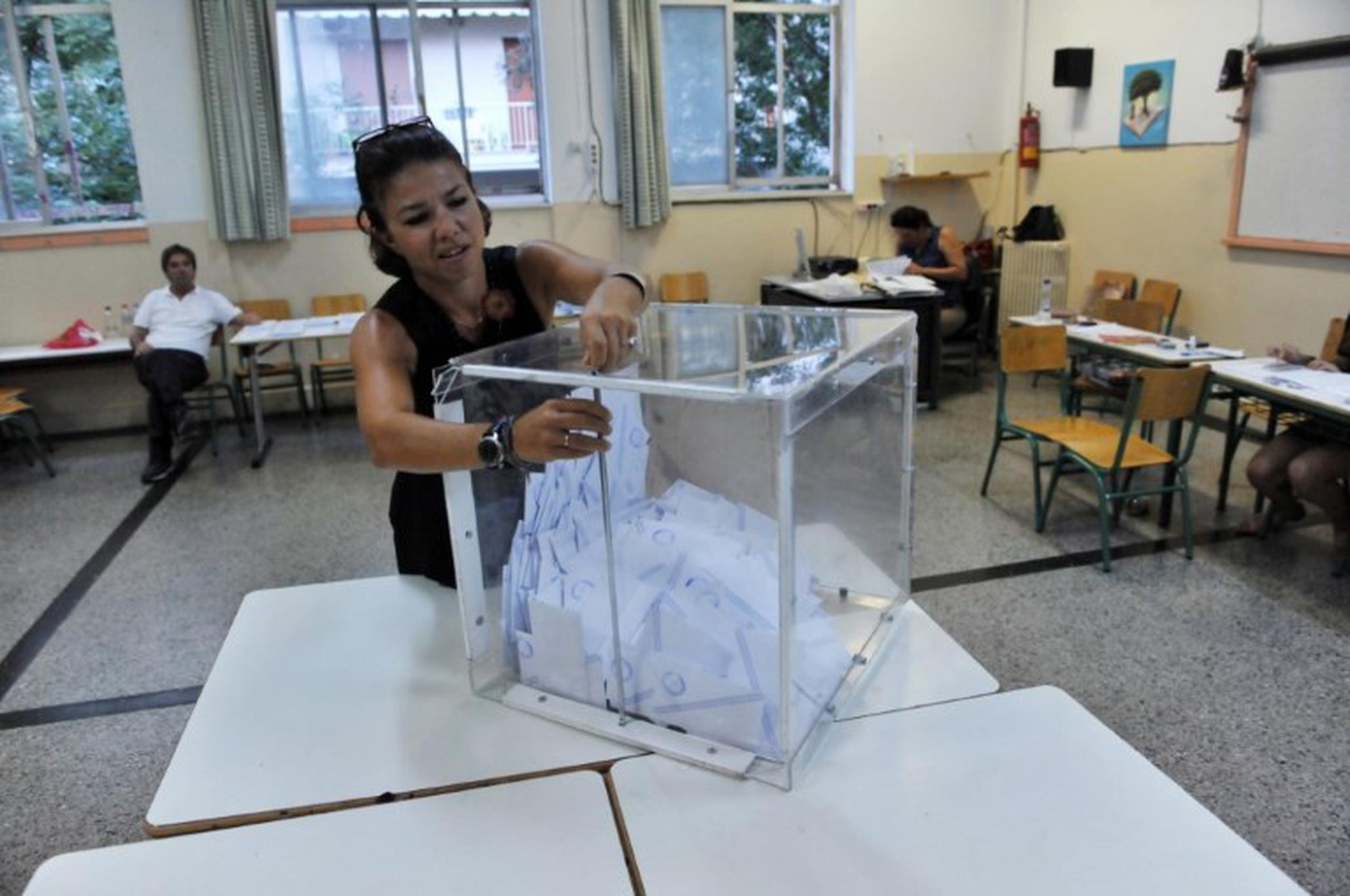 Los griegos acudieron hoy a votar. (AFP)
