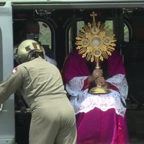 Líder católico viaja en helicóptero durante el coronavirus