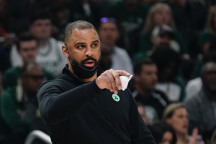 Ime Udoka, entrenador en jefe de los Celtics de Boston, reacciona durante la primera mitad del Juego 6 de las semifinales de la Conferencia Este, el viernes 13 de mayo de 2022, en Milwaukee . (AP Foto/Morry Gash)