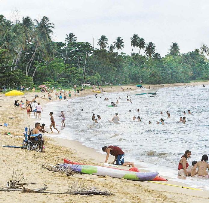 El balneario Tres Hermanos en Añasco es una de las cinco playas contaminadas. (Archivo GFR Media)