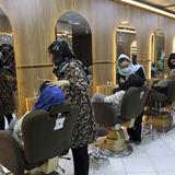 El Talibán prohíbe los salones de belleza para mujeres en Afganistán