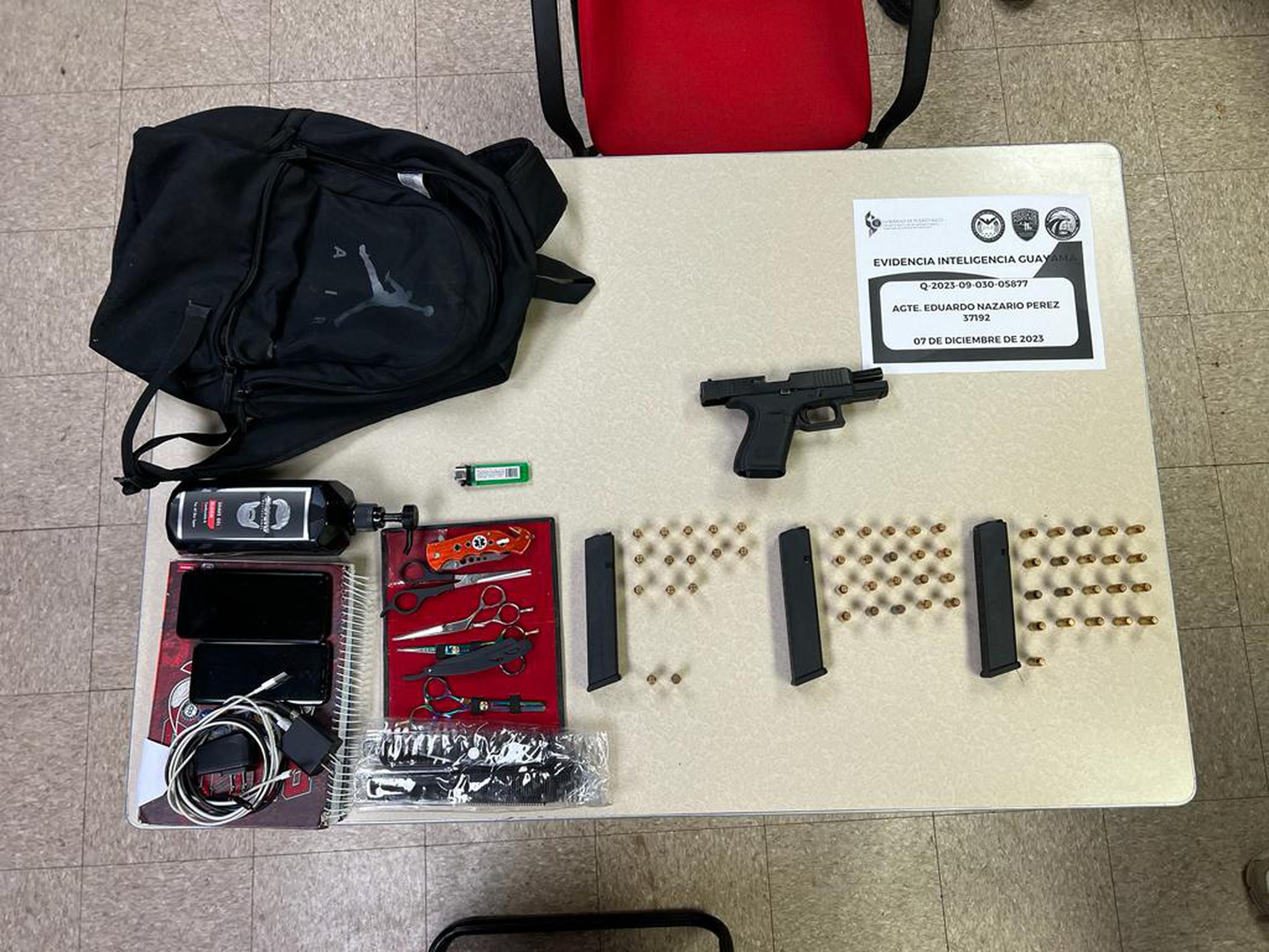 La pistola y las municiones que los agentes ocuparon tras intervenir con los jóvenes en Guayama.
