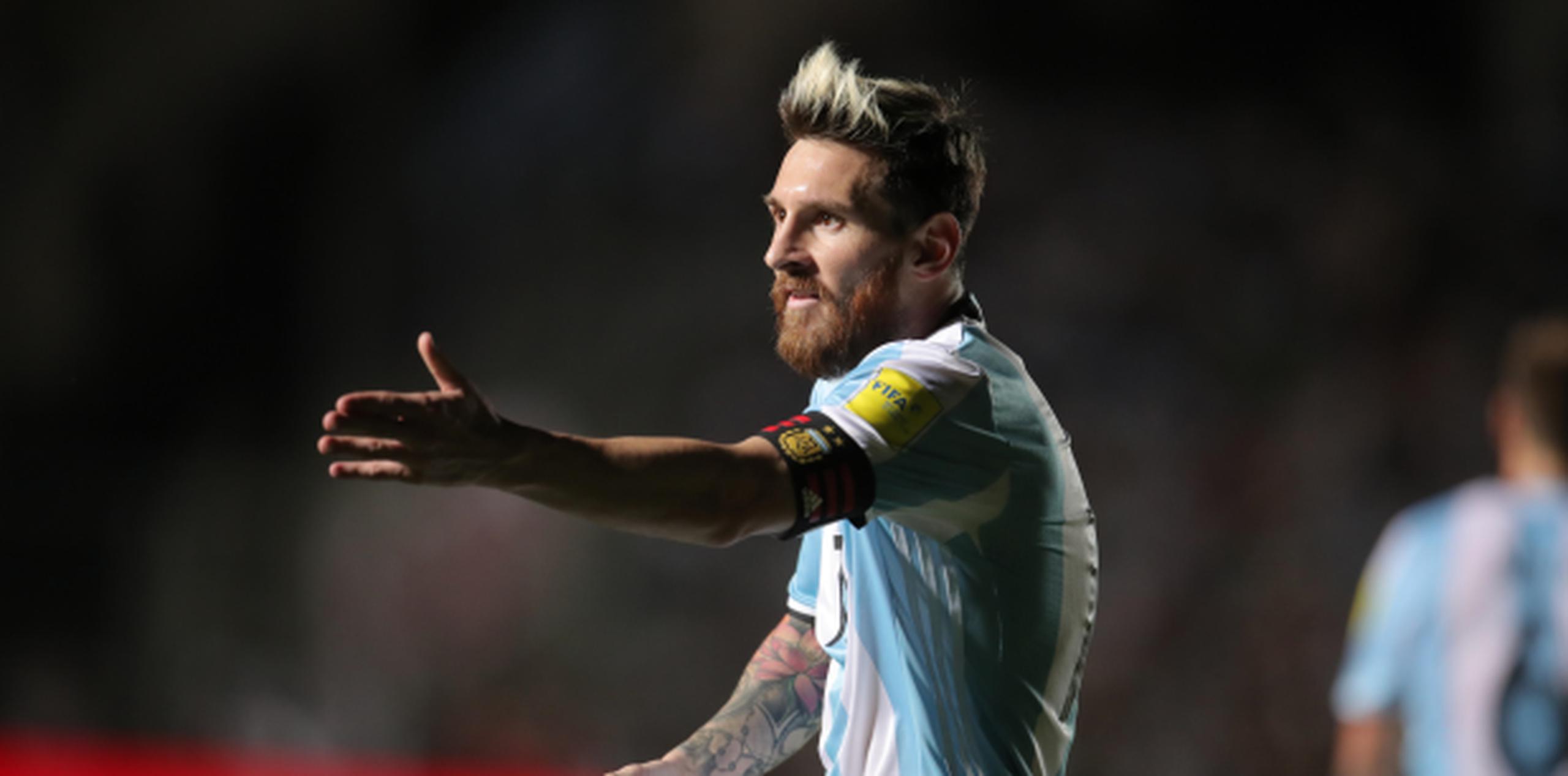 Messi, que fue duramente criticado en Argentina tras perder 3-0 contra Brasil, y luego elogiado tras marcar un golazo de tiro libre y repartir dos asistencias en la victoria 3-0 sobre Colombia, ha sufrido episodios de vómitos en el pasado, jugando con la selección albiceleste. (Archivo)