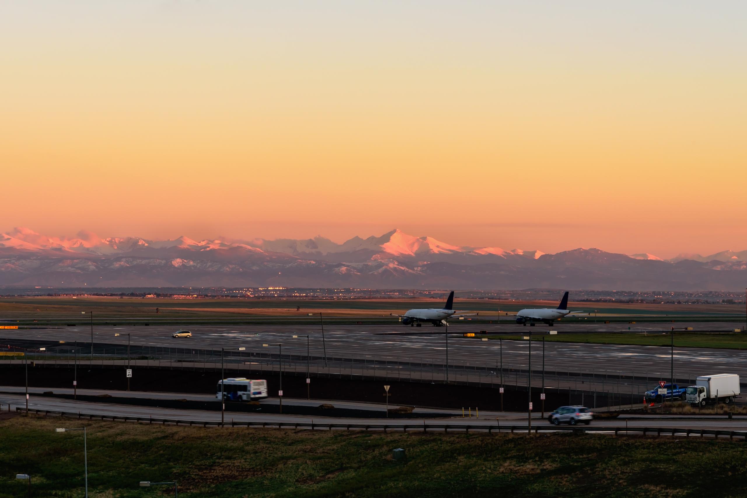 Una vez que se reanudaron los vuelos, las demoras continuaron y afectaron los vuelos con destino a Denver en los aeropuertos de todo Estados Unidos.