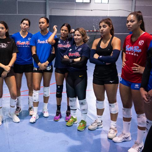 Entrena con fuerza la Selección Nacional de voleibol femenino