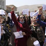 Talibanes dicen que permitirán a mujeres ir a universidad pero en salones separados