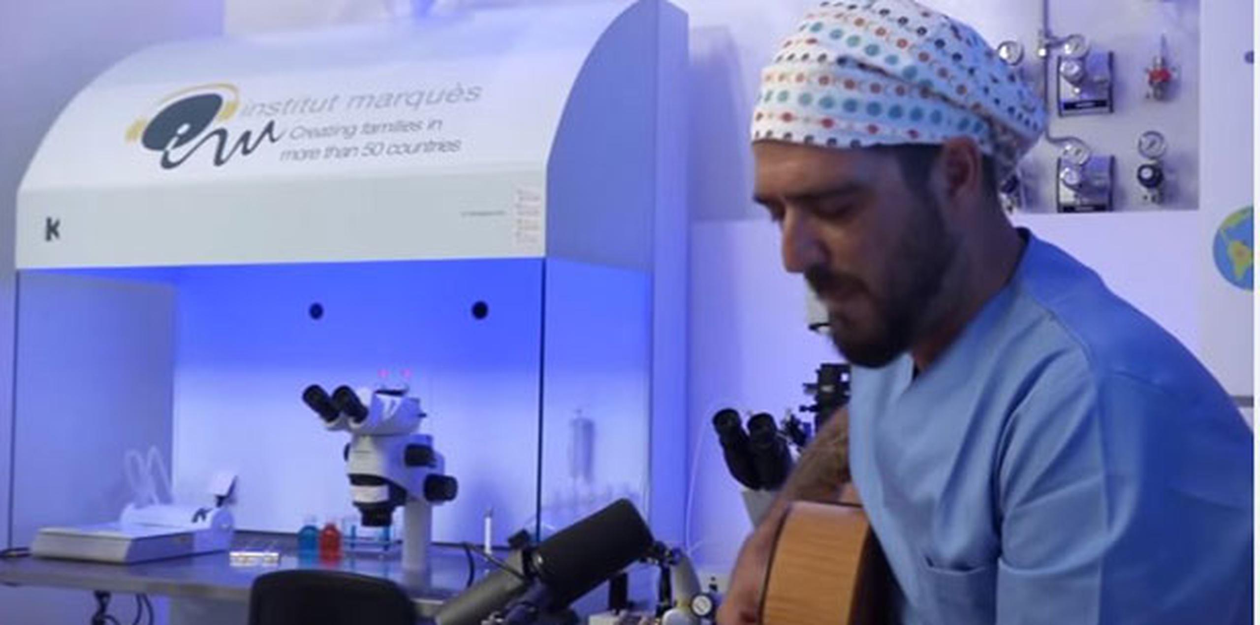 Con una guitarra, bata y gorro de médico, Orozco se prestó el lunes pasado a una investigación llevada a cabo por ese centro sanitario sobre cómo la música beneficia el desarrollo embrionario y fetal. (Instituto Marqués)