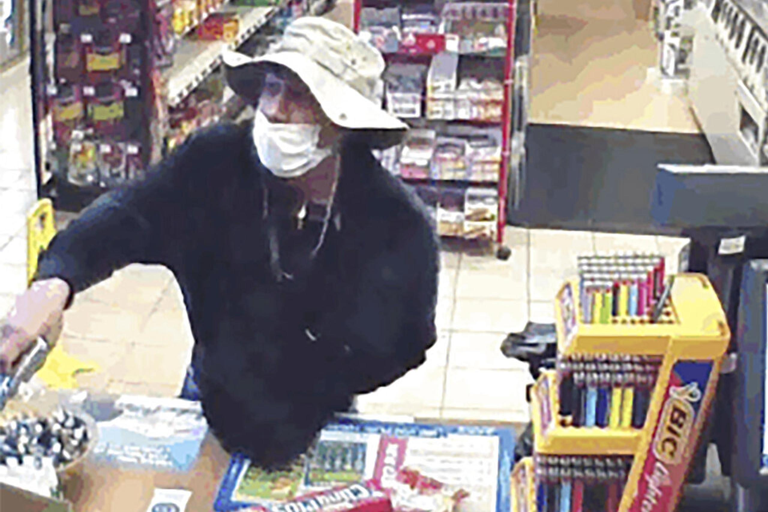 Esta imagen del 26 de marzo tomada de un vídeo de seguridad muestra a un hombre, presuntamente William Rosario López, con una pistola en una tienda de abastecimientos en Connecticut.