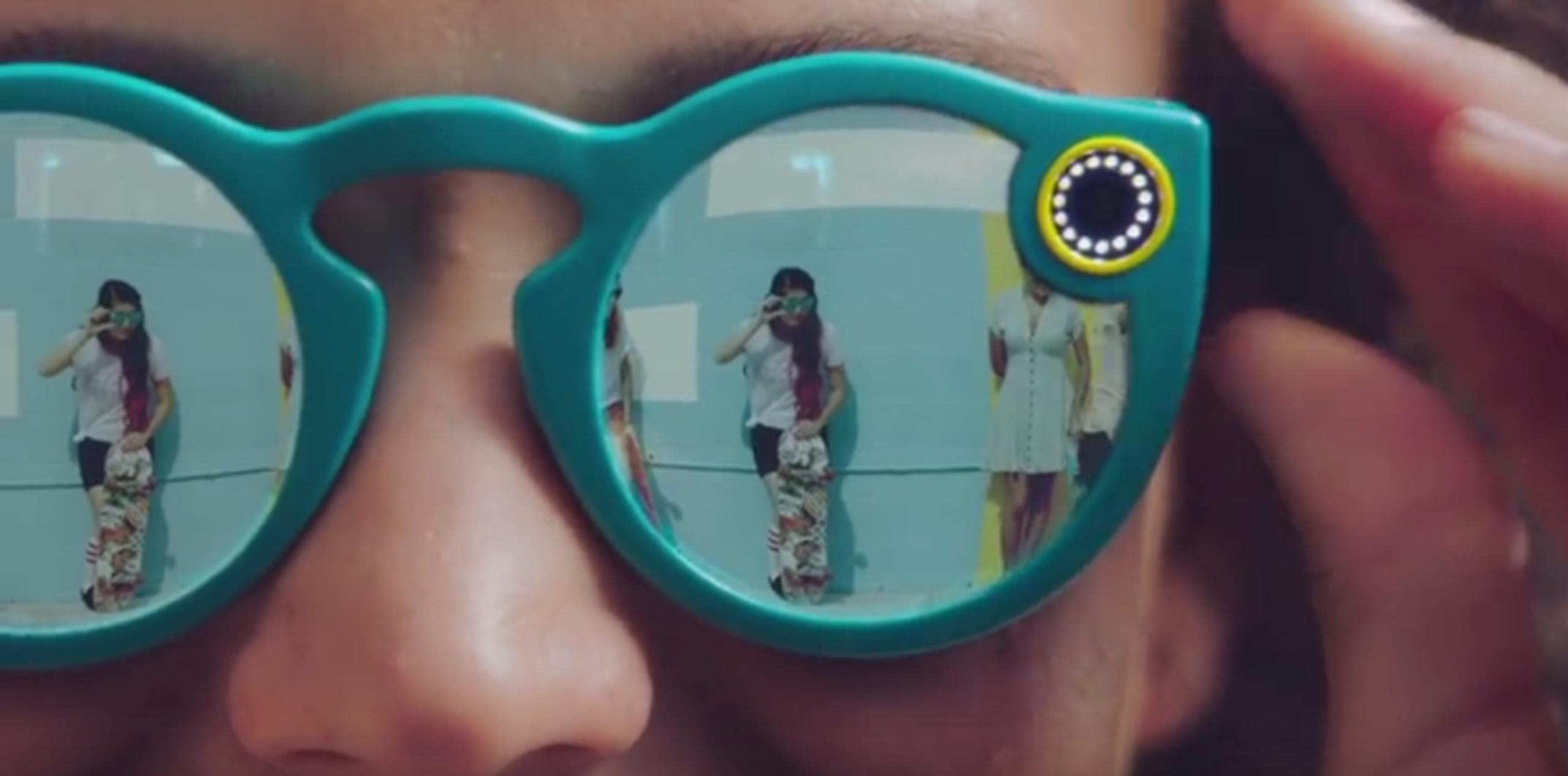 Spectacles pueden grabar 10 segundos de vídeo a la vez al tocar un botón en el dispositivo. (Snapchat)
