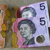 Australia elimina monarquía británica de sus billetes