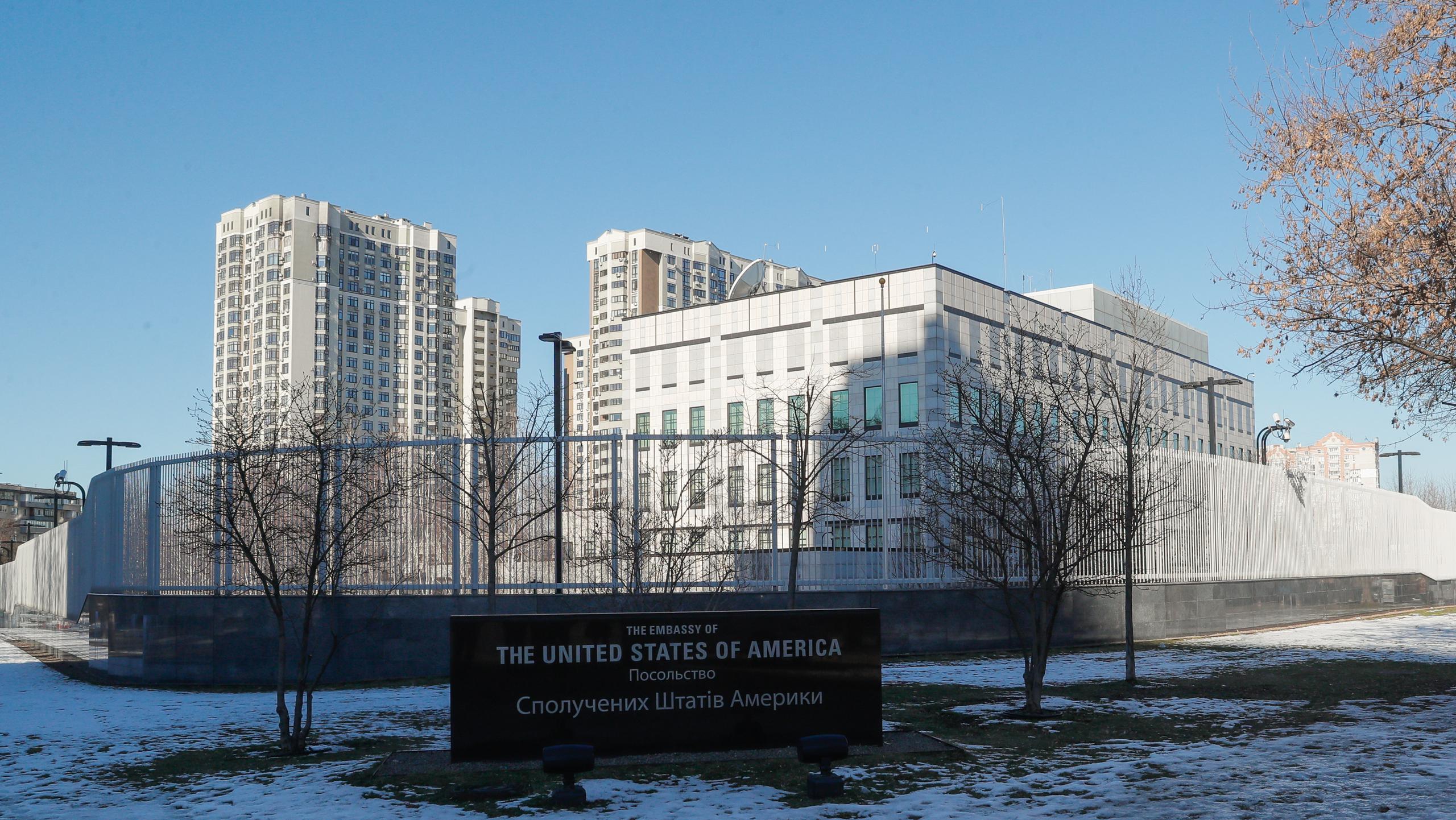 Vista del exterior de la Embajada de EE.UU. en Kiev, Ucrania, en una fotografía de archivo. EFE/Sergey Dolzhenko
