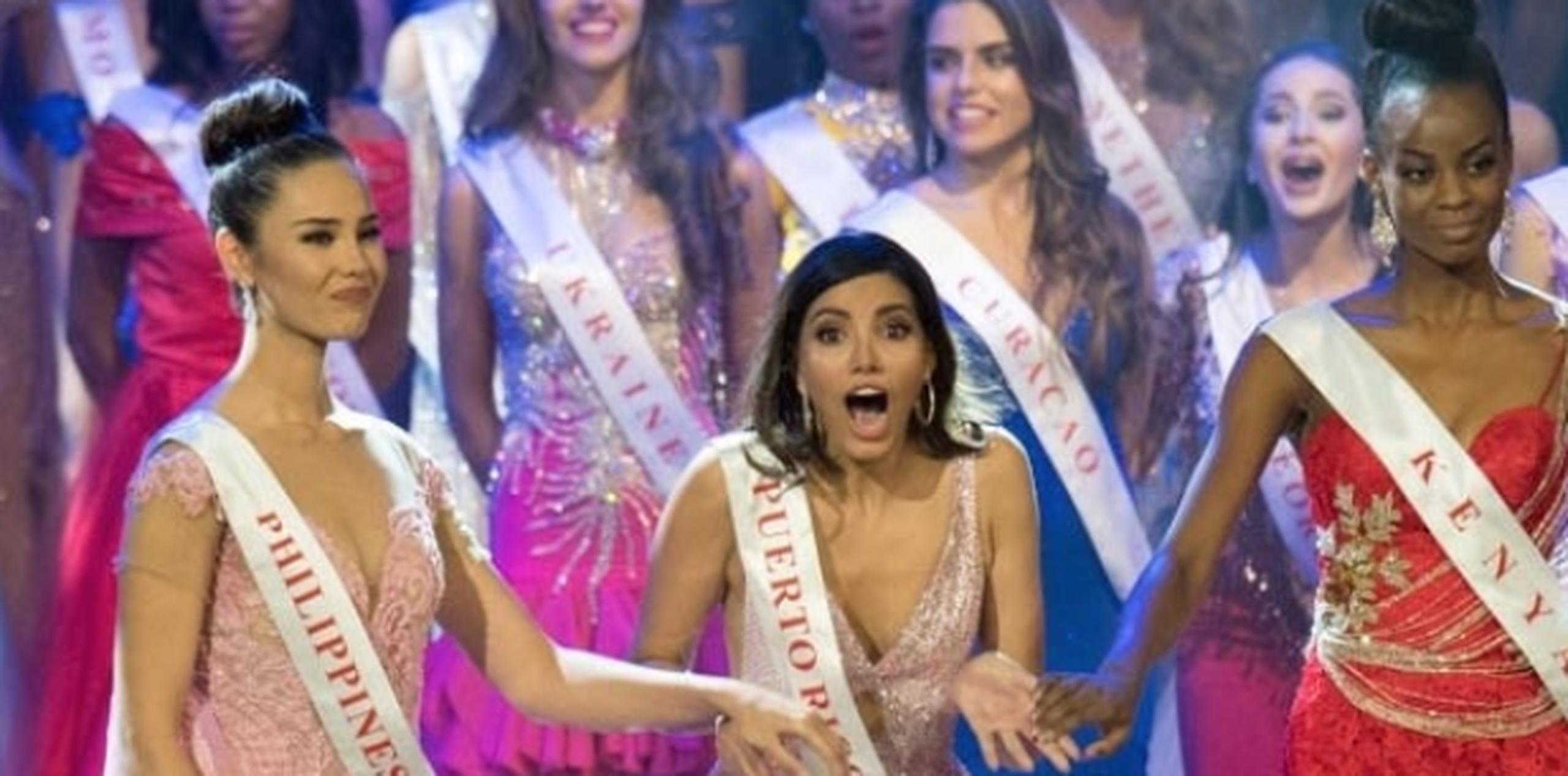 Momento en que Stephanie se entera que logró la corona de Miss Mundo.