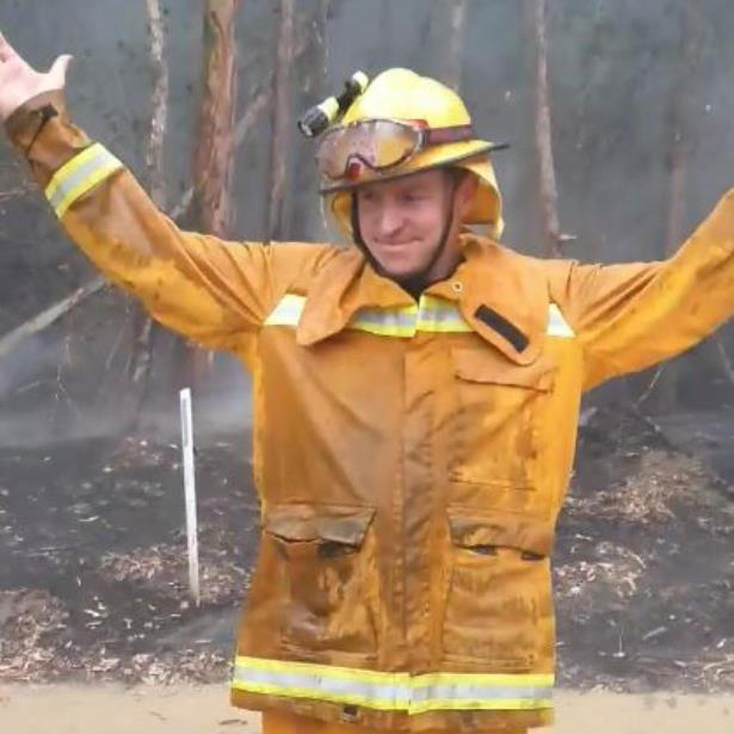 Un bombero festejando la caída de la lluvia en Leongatha, Australia. (Facebook / Leongatha Fire Brigade)