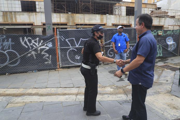 El alcalde Miguel Romero, a la derecha saludando a una policía municipal en el área del Paseo De Diego, aseguró que se toman los pasos para aumentar la cantidad de efectivos y equipamentos para Río Piedras.