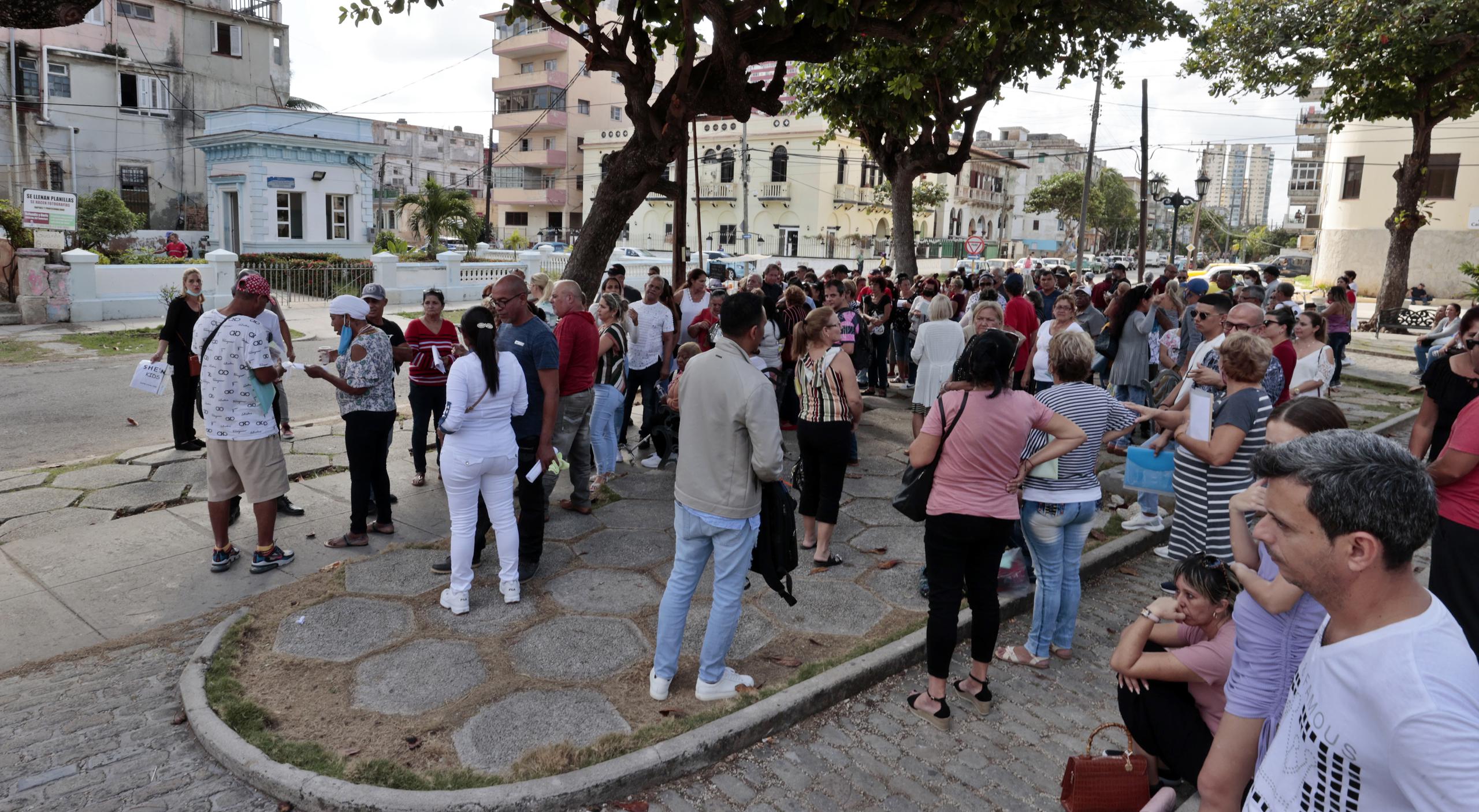 Varias personas hacen fila para entrar a la embajada de Estados Unidos en La Habana, en Cuba. (EFE/ Ernesto Mastrascusa)