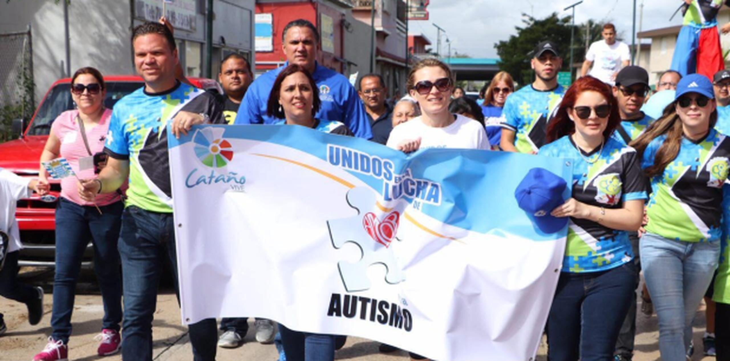La marcha estuvo encabezada por el alcalde, Félix Delgado Montalvo; su esposa, Roxana Sifre y la secretaria de Educación, Julia Keleher. (Suministrada)