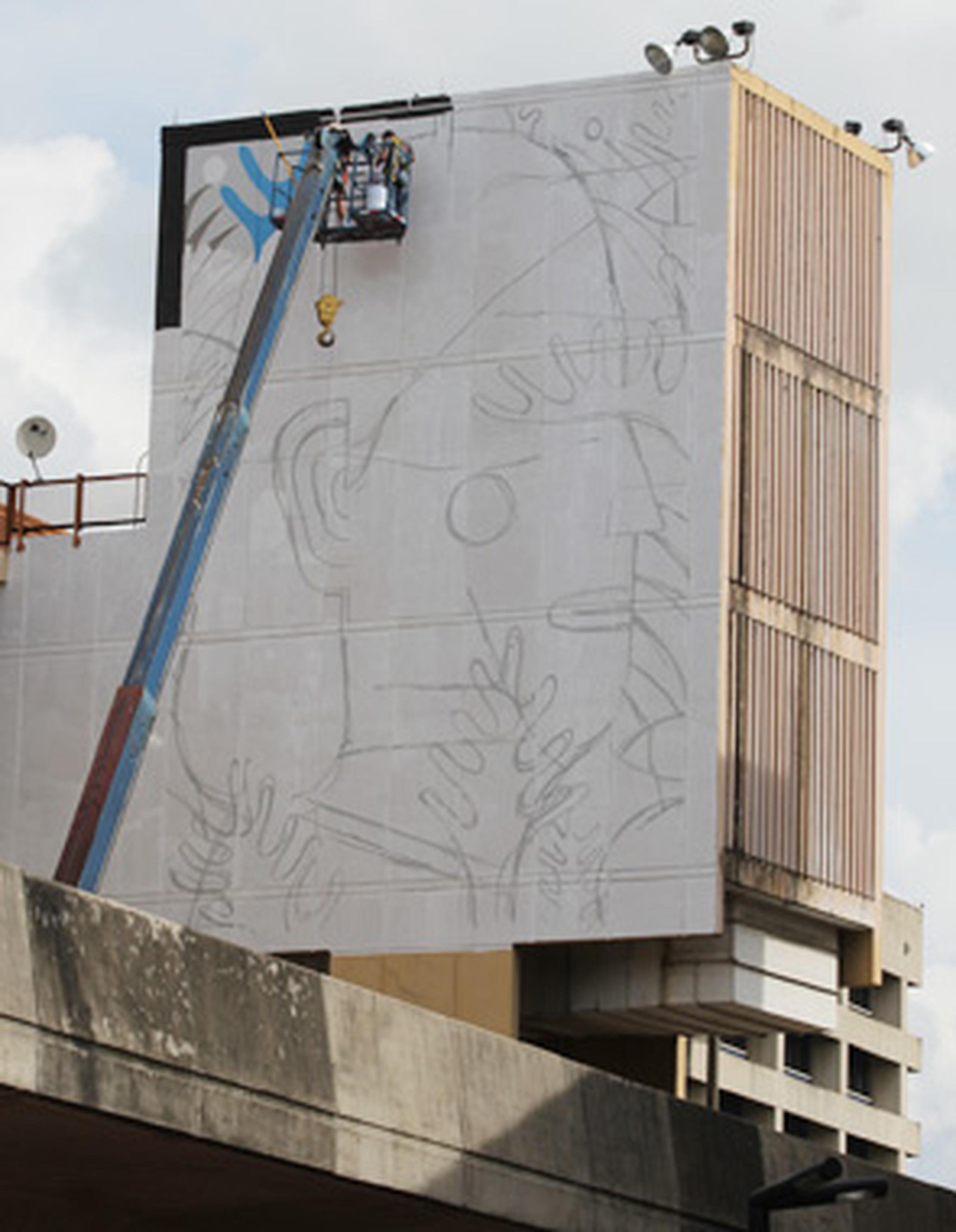 El artista Agostino Iacurci trabajará en la torre sur del coliseo Rubén Rodríguez. (alex.figueroa@gfrmedia.com)
