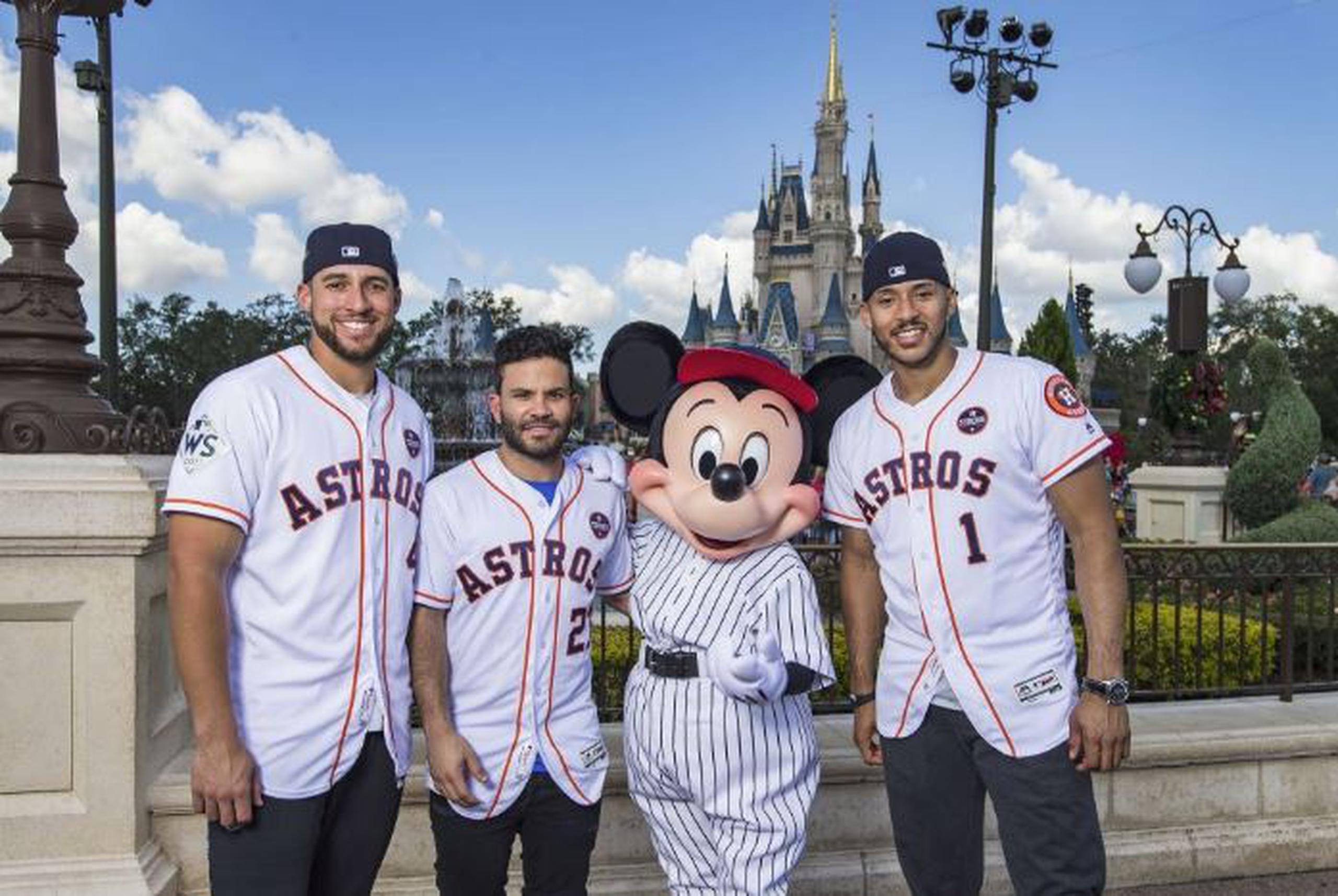 George Springer, José Altuve, Mickey Mouse y Carlos Correa frente al castillo de Cinderella en Magic Kingdom. (Suministrada)