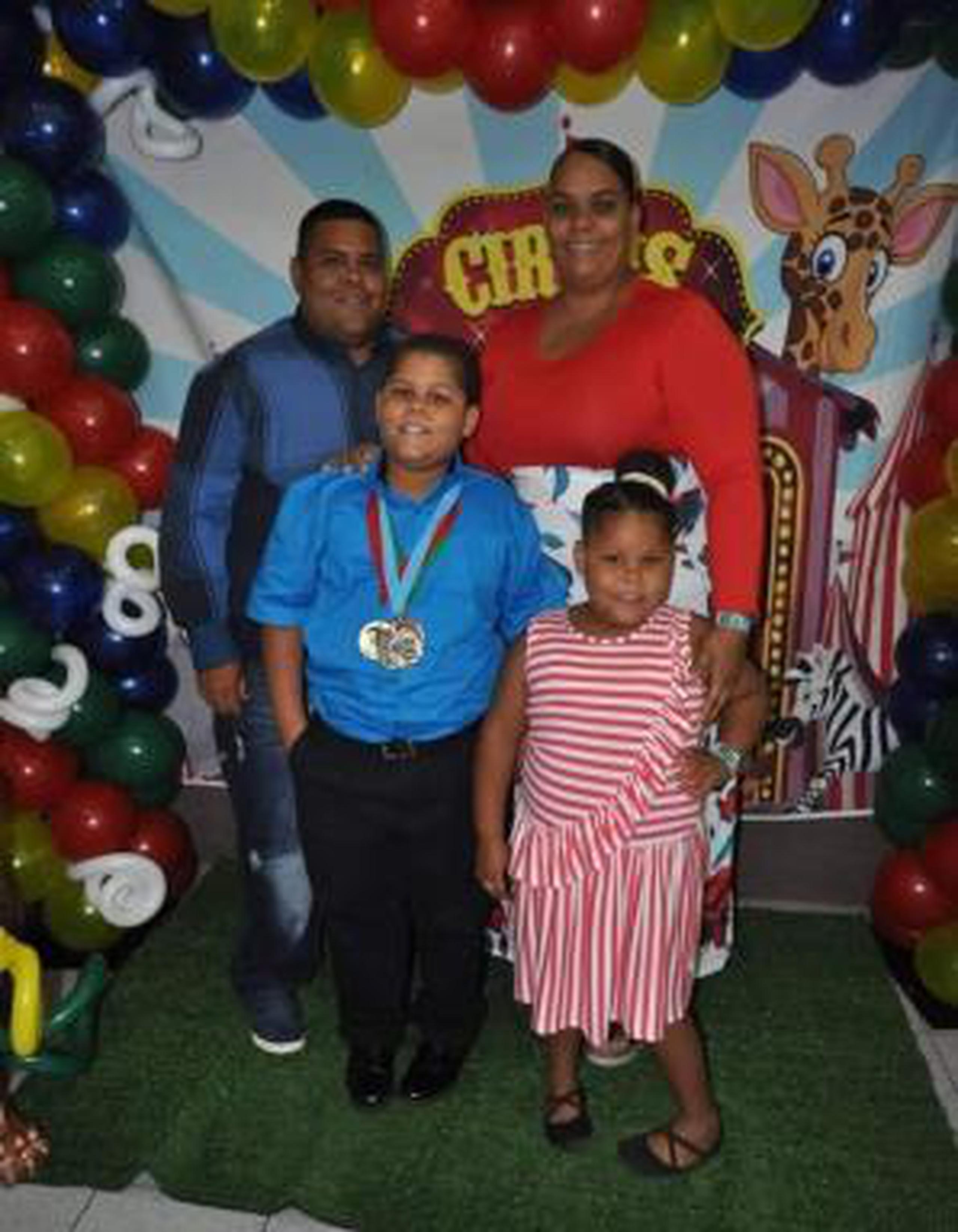 Eddie Santos Figueroa junto a su esposa e hijos de 5 y 9 años. (Suministrada)
