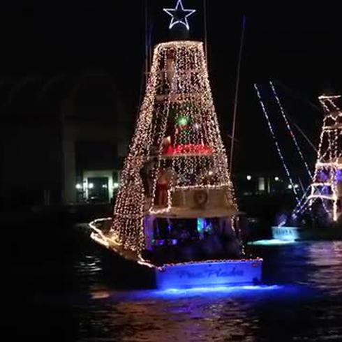 Botes navideños iluminan el Viejo San Juan