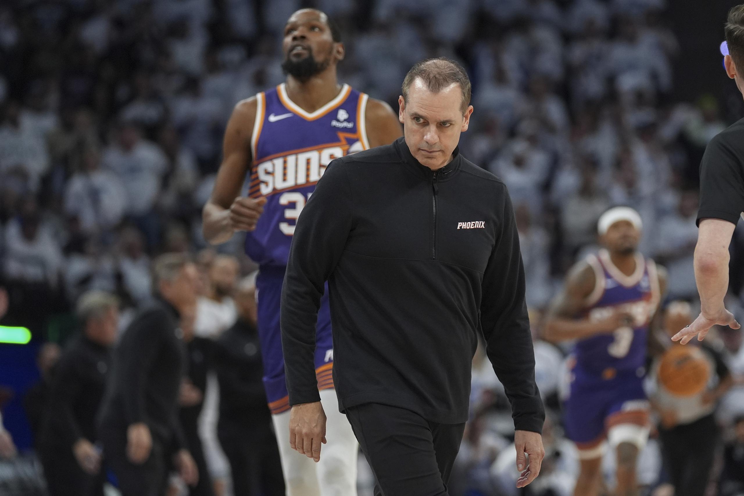 El entrenador de los Suns de Phoenix Frank Vogel en la banca tras pedir un tiempo fuera en el primer juego de la serie de primera ronda ante los Timberwolves de Minnesota.