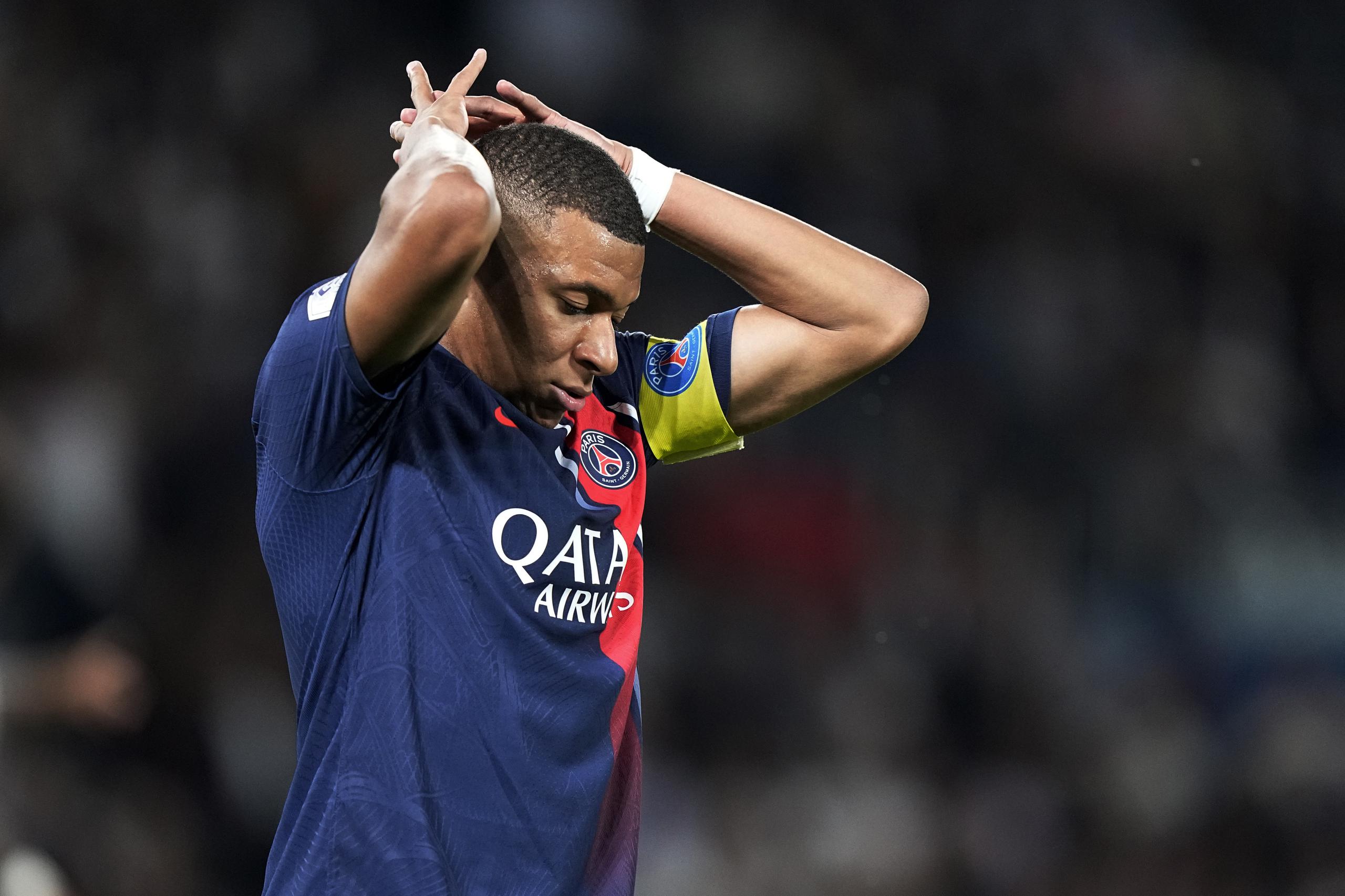Kylian Mbappé del Paris Saint-Germain reacciona tras fallar una ocasión de gol durante la derrota 2-1 ante Niza en la liga francesa, el viernes 15 de septiembre de 2023, en París. (AP Foto/Michel Euler)
