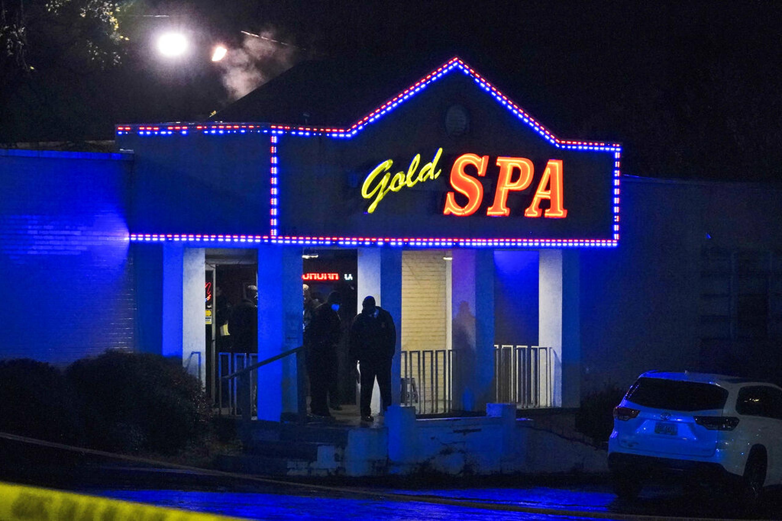 En el negocio Gold Spa encontraron a tres mujeres muertas por lo que parecían ser heridas de bala.