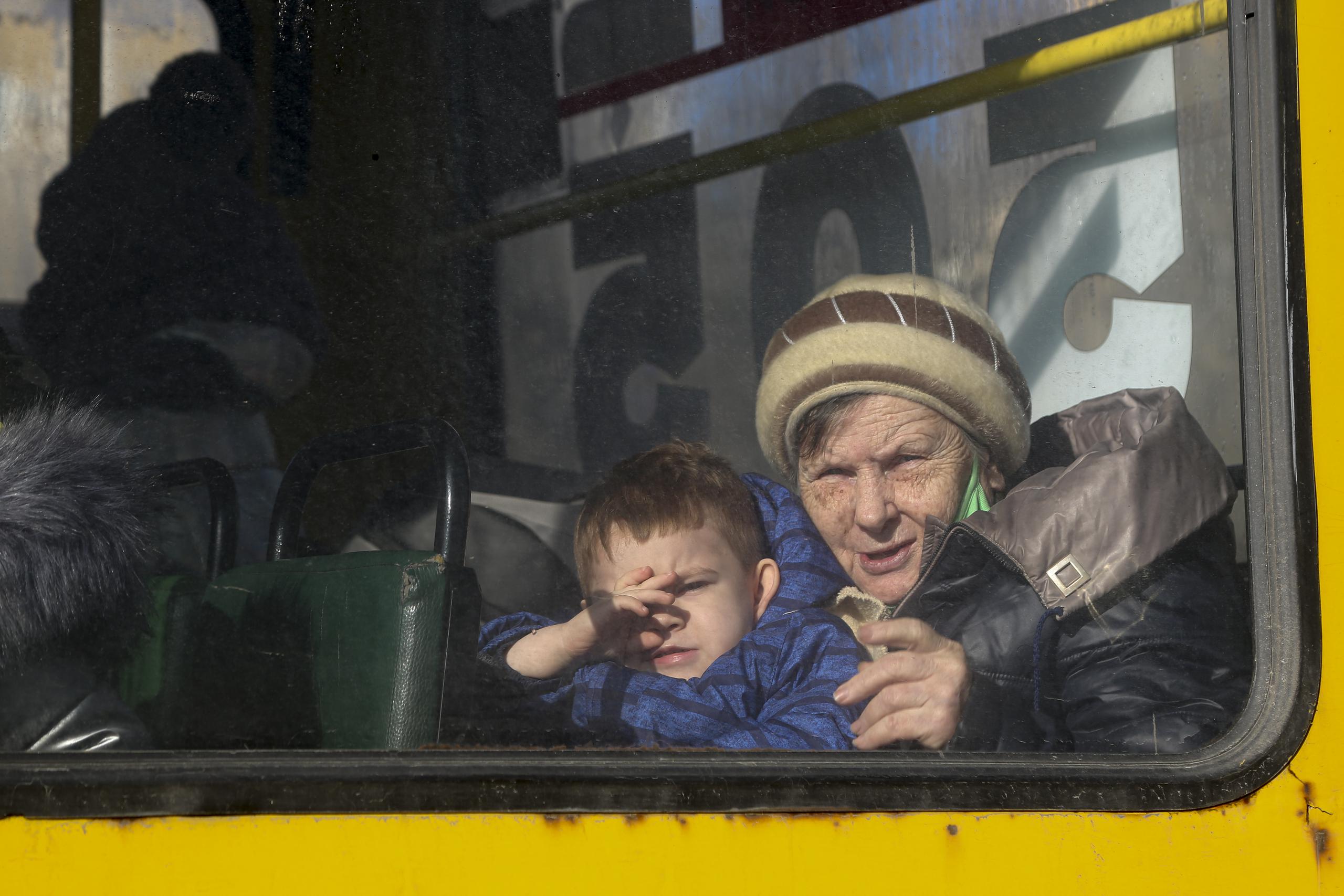 Ciudadanos de Donetsk comenzaron a ser evacuados hacia Rusia por los separatistas en lo que se cree sea la preparación para los enfrentamientos en esa región.