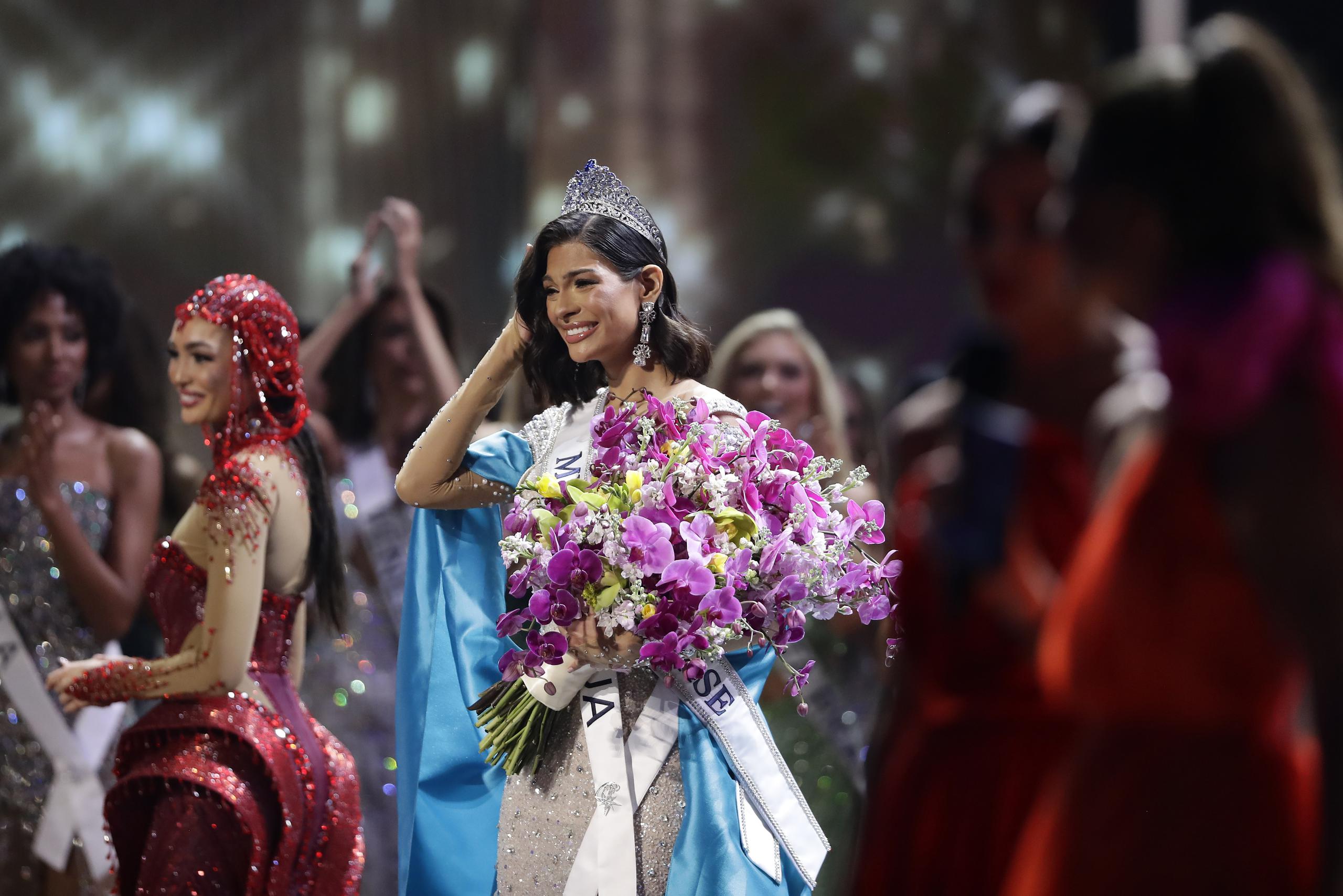 Miss Nicaragua,  Sheynnis Palacios (c), reacciona luego de ser coronada como la nueva Miss Universe 2023 este 18 de noviembre de 2023, en San Salvador (El Salvador).   EFE/ Rodrigo Sura
