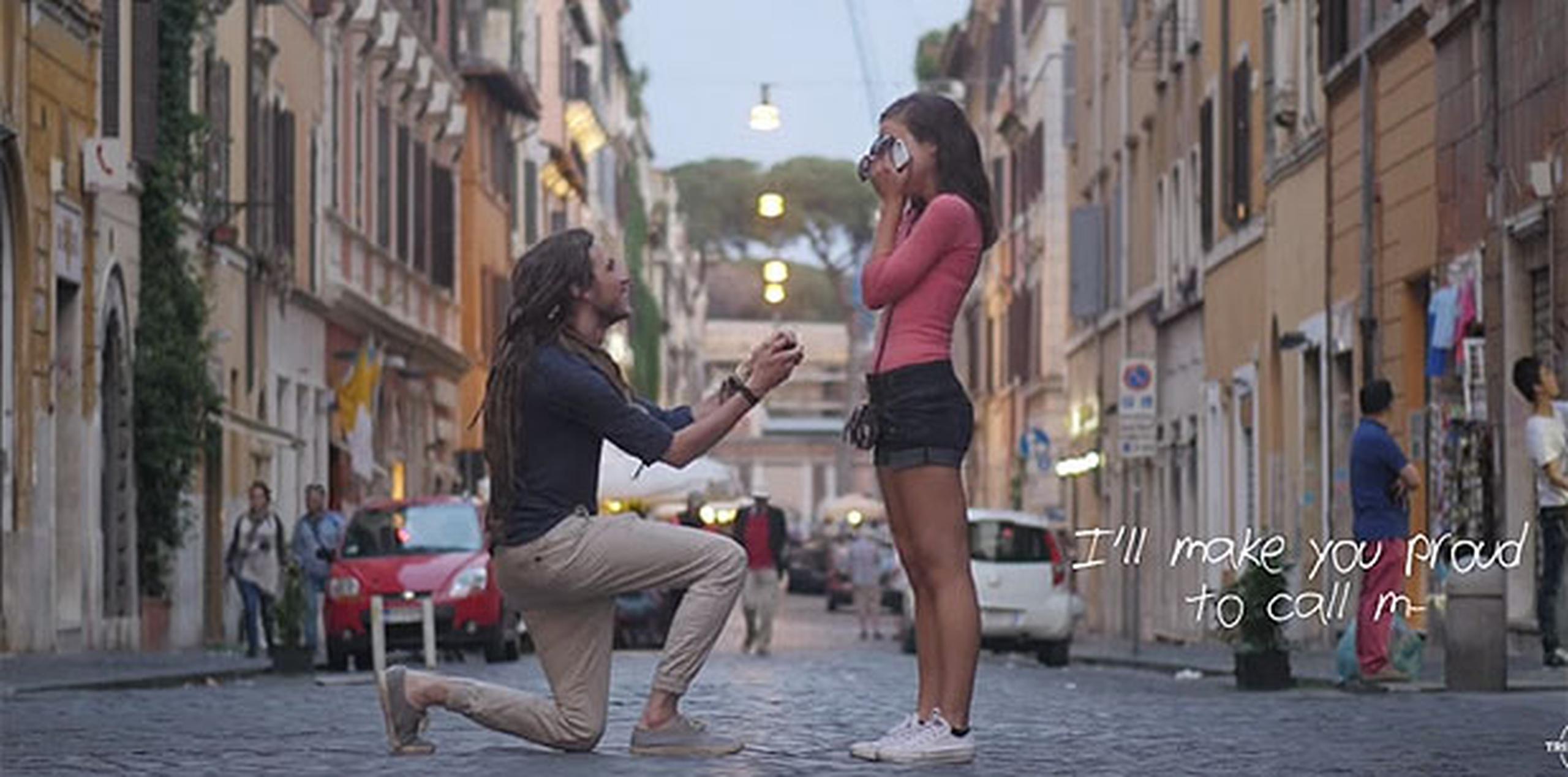 El vídeo muestra a Tyler arrodillarse en una rodilla durante un viaje a Roma para hacerle la propuesta a Haylee. (Youtube)