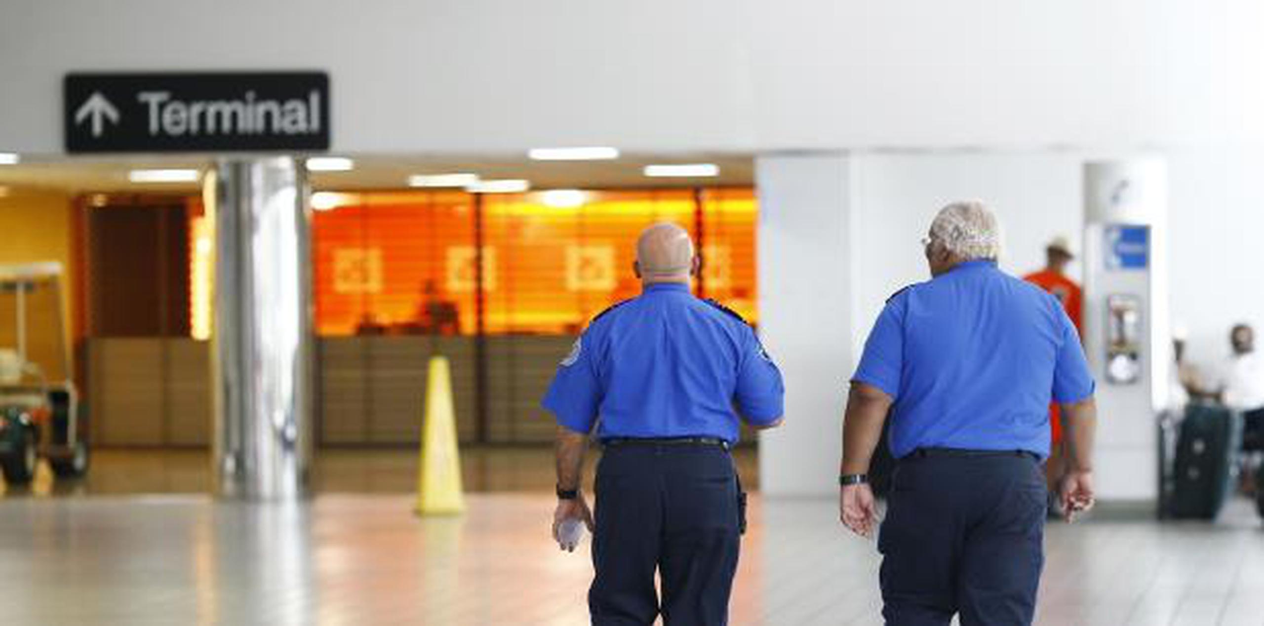 Los empleados de la la Agencia de Seguridad en el Transporte (TSA) son algunos de los que trabajan sin cobrar. (Archivo)