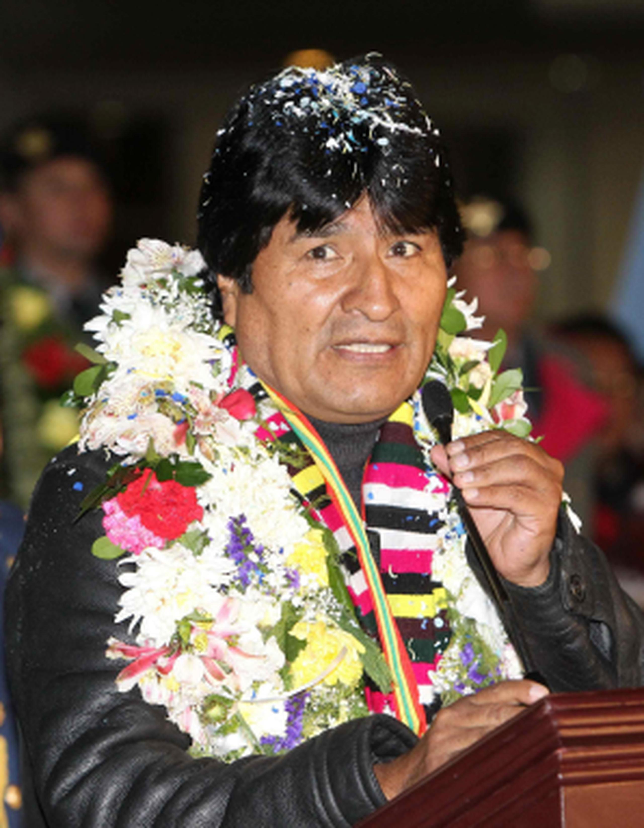 Morales llegó a La Paz cerca de la medianoche del miércoles tras permanecer más de 13 horas varado en Viena.(EFE/Martin Alipaz)