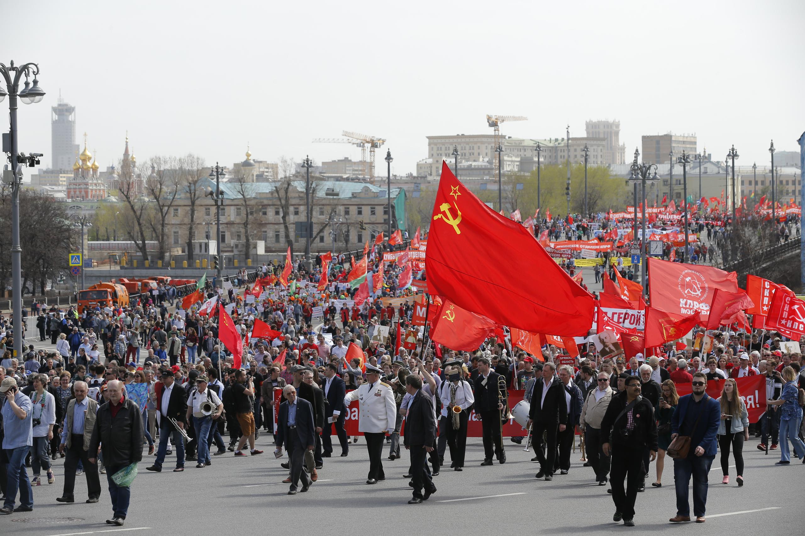 En Moscú, una de las marchas fue protagonizada por simpatizantes comunistas. (AP/Alexander Zemlianichenko)