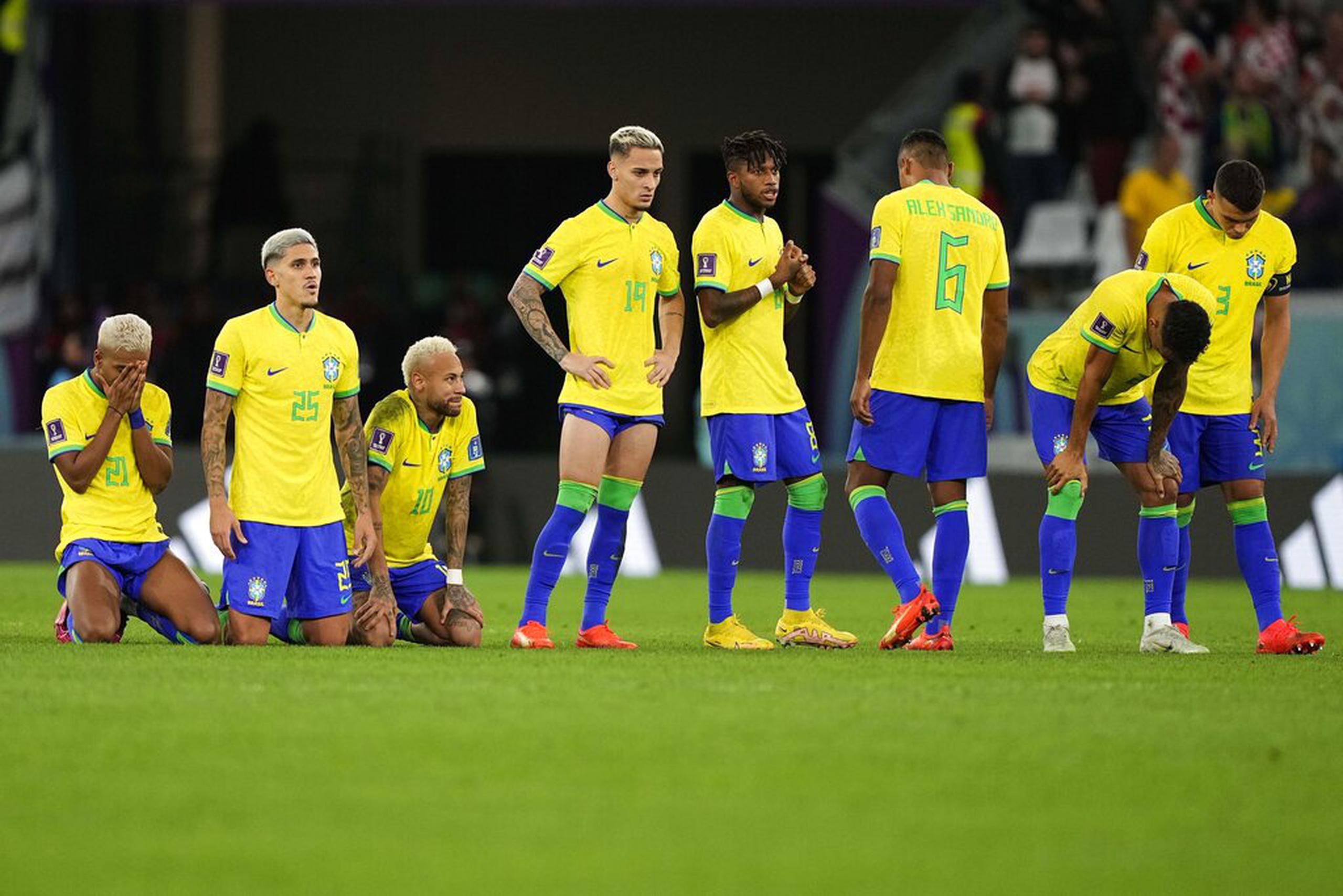 Los jugadores de Brasil durante la definición por penales contra Croacia en el partido por los cuartos de final del Mundial.