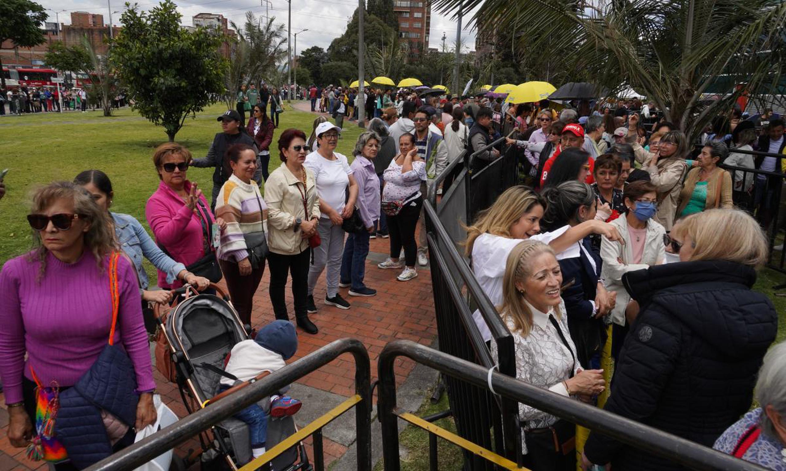 Desde tempranas horas, cientos de colombianos hacían largas filas para conocer la primera tienda Ikea, que abrió sus puertas en ese país.