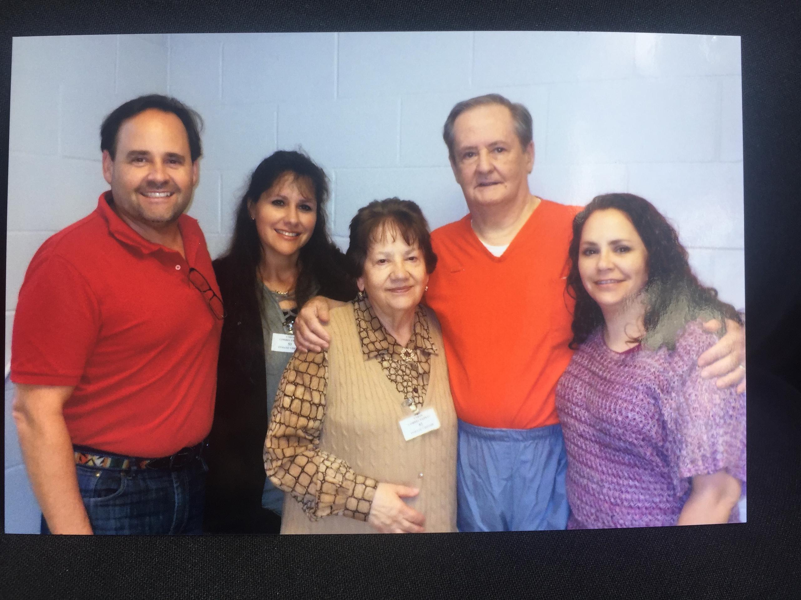 Fotografía familiar sin fecha cedida donde aparece el ecuatoriano Nelson Iván Serrano (2-d) junto a su esposa y sus tres hijos. EFE/Familia Serrano