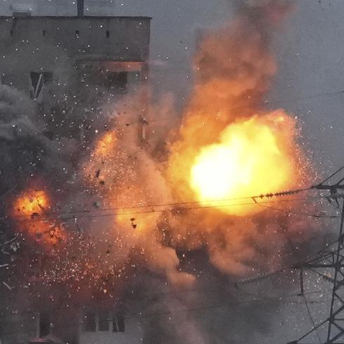 Periodista capta bombardeo en condominio ucraniano