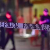 Dejan vehículo con 10 cuerpos junto a árbol navideño en México